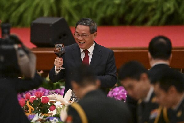 9月28日，國慶節前夕，中國國務院總理李強在人民大會堂舉行的招待晚宴上向賓客敬酒。 - 俄羅斯衛星通訊社
