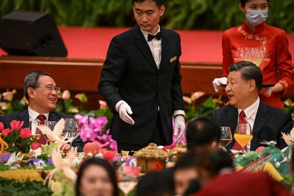 9月28日，國慶節前夕，中國國家主席習近平（右）在人民大會堂舉行的招待會上與總理李強交談。 - 俄羅斯衛星通訊社
