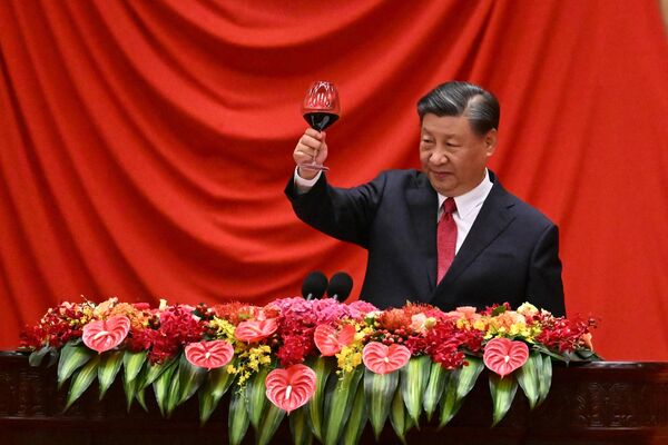9月28日，國慶節前夕，中國國家主席習近平在人民大會堂舉行的招待晚宴上向賓客敬酒。 - 俄羅斯衛星通訊社