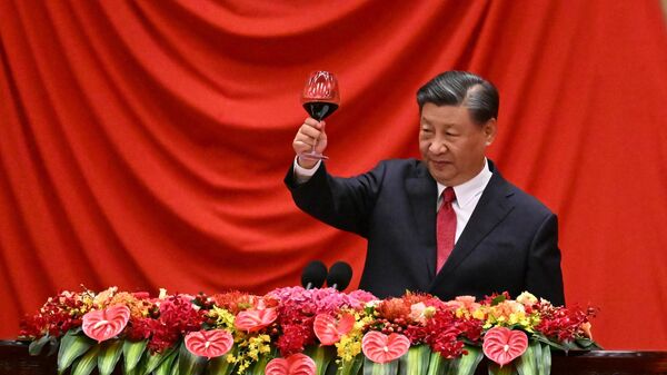 9月28日，国庆节前夕，中国国家主席习近平在人民大会堂举行的招待晚宴上向宾客敬酒。 - 俄罗斯卫星通讯社