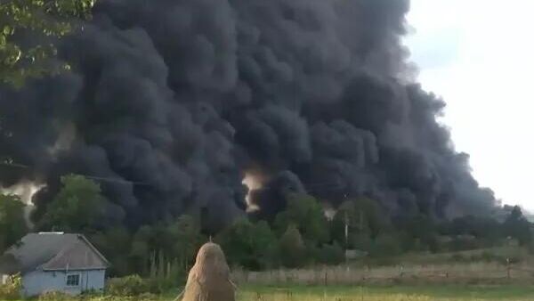 烏克蘭伊萬諾-弗蘭科夫斯克州因石油管道破裂發生爆炸 - 俄羅斯衛星通訊社