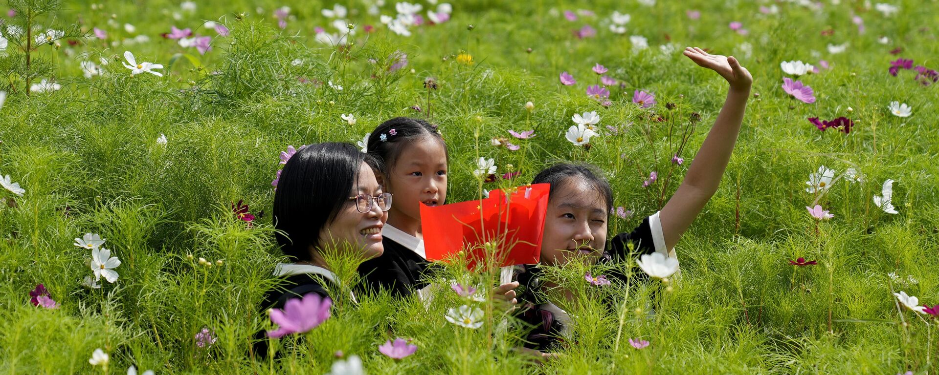 杭州，一名女士和两名女孩在中国国庆节在花田里游玩 - 俄罗斯卫星通讯社, 1920, 02.10.2023