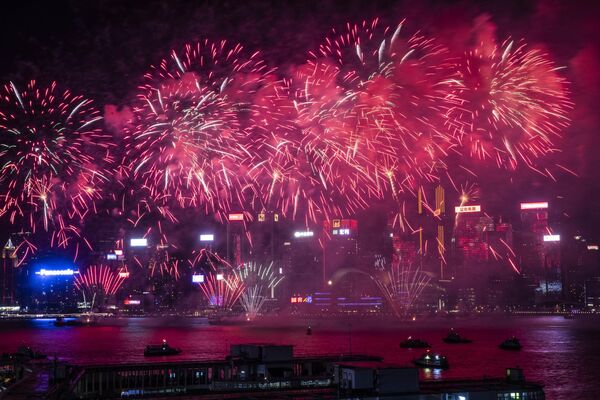 香港维多利亚港举行烟花汇演庆祝国庆节。 - 俄罗斯卫星通讯社
