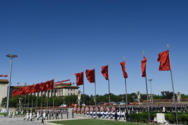 中国国庆节，向人民英雄纪念碑敬献花篮仪式上的仪仗队。 - 俄罗斯卫星通讯社