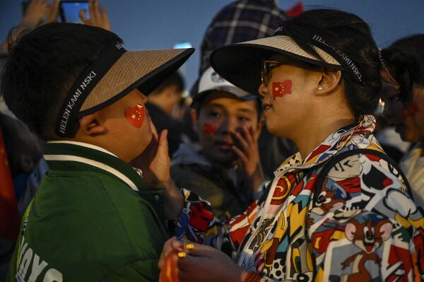 人们在国庆节升旗仪式前贴上中国国旗贴纸。 - 俄罗斯卫星通讯社