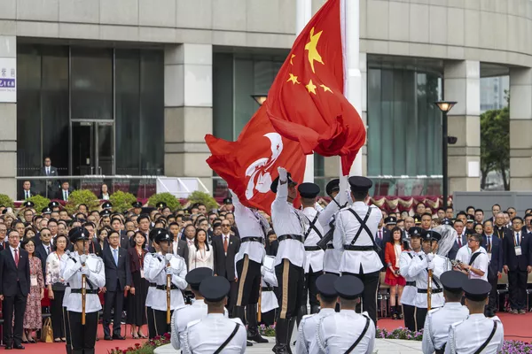 人们在中国国庆节旁不雅香港区旗以及中国国旗的升旗仪式。 - 俄罗斯卫星通讯社