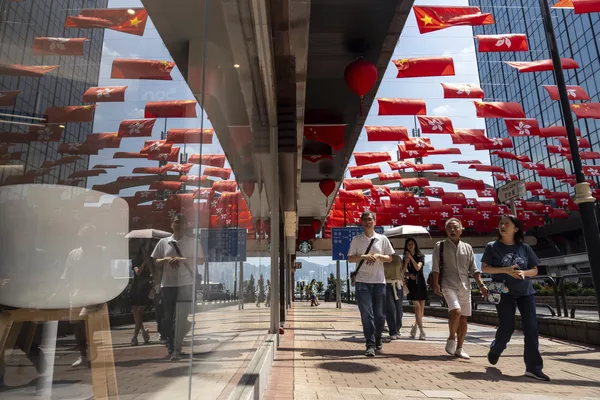 中国国庆节，行人在中国国旗以及香港区旗下走过。 - 俄罗斯卫星通讯社