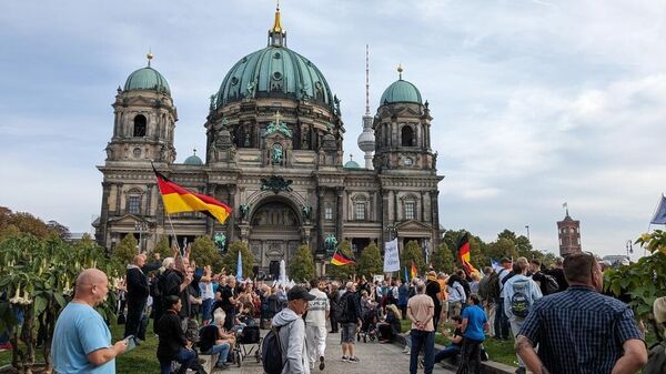 反政府示威活动在柏林大教堂前开始，正赶上德国统一日 - 俄罗斯卫星通讯社