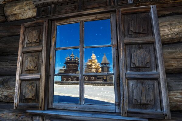 “基日”岛建筑群的木制教堂在房屋窗户上的倒影 - 俄罗斯卫星通讯社