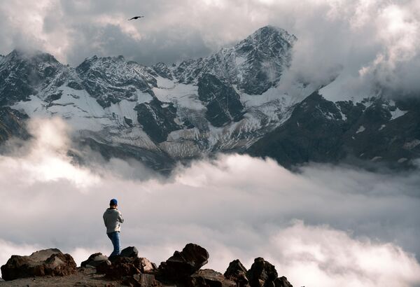 厄尔布鲁士峰东坡约4000米，加拉巴什冰川和卡巴尔达-巴尔卡尔共和国大高加索山脉的景色 - 俄罗斯卫星通讯社