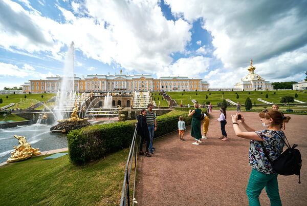 參觀彼得宮城國立博物館保護區下園大瀑布噴泉的遊客 - 俄羅斯衛星通訊社