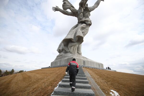 在伏爾加格勒馬馬耶夫山崗上的“祖國在召喚”紀念碑 - 俄羅斯衛星通訊社