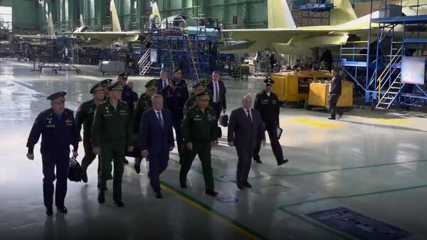 俄國防部長視察新西伯利亞飛機製造廠 - 俄羅斯衛星通訊社