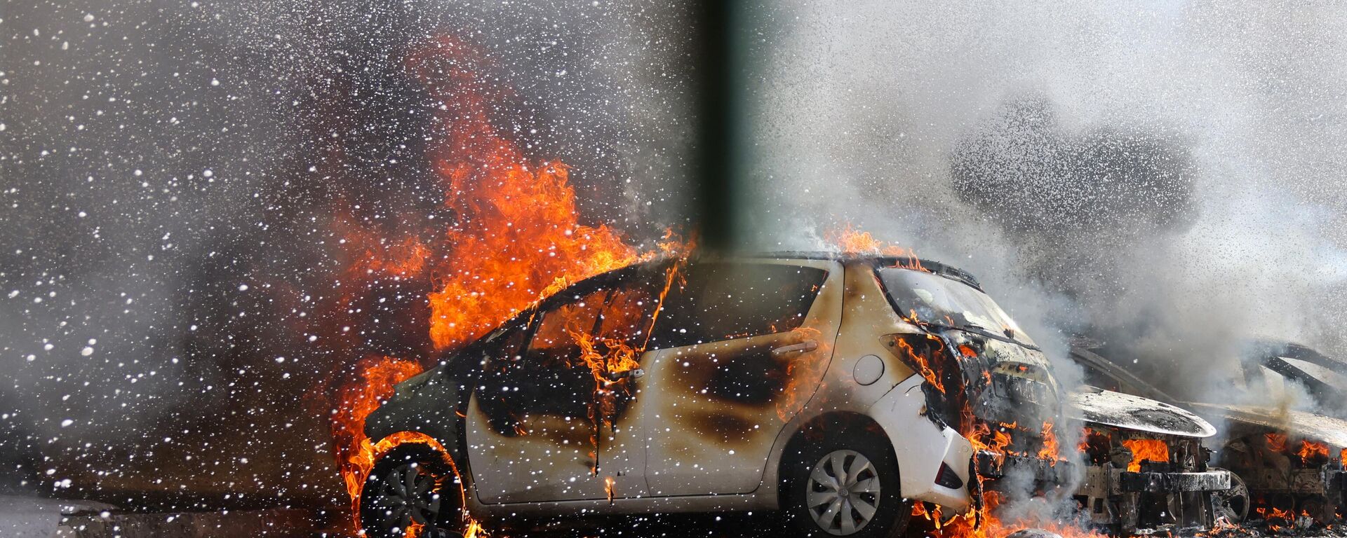 2023年10月7日，以色列阿什凯隆一辆汽车在巴勒斯坦人的袭击中被烧毁。 - 俄罗斯卫星通讯社, 1920, 09.10.2023