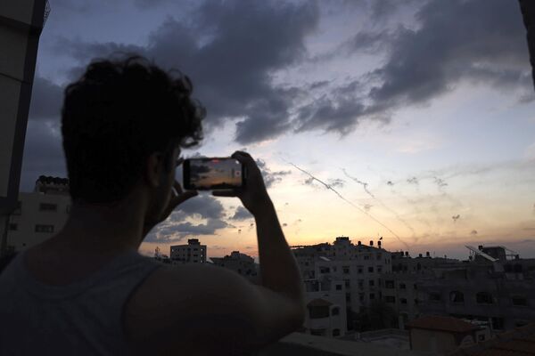 一男子用手机拍摄从加沙城向以色列发射火箭弹的视频。 - 俄罗斯卫星通讯社