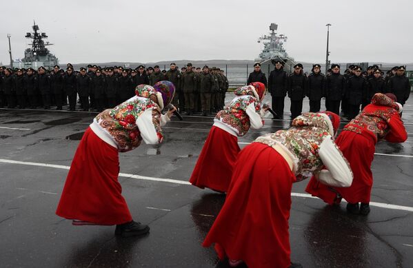 藝術家們在北莫爾斯克港迎接北方艦隊艦艇支隊時進行表演。 - 俄羅斯衛星通訊社