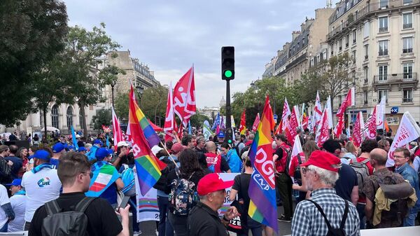 據俄羅斯衛星通訊社記者報道，在主要工會的號召下，巴黎正在舉行一場要求提高薪資的示威遊行 - 俄羅斯衛星通訊社