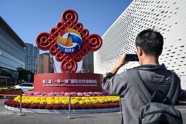 10月16日，一名男子在北京为“一带一路”高峰论坛的宣传装置拍照。 - 俄罗斯卫星通讯社