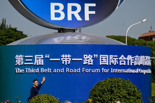 10月16日，一名男子在北京“一带一路”论坛的宣传牌旁拍照。 - 俄罗斯卫星通讯社