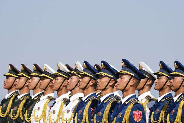 10月16日，第三届“一带一路”高峰论坛将在北京举行，仪仗队在北京首都国际机场等待刚果总统德尼·萨苏-恩格索的到来。 - 俄罗斯卫星通讯社