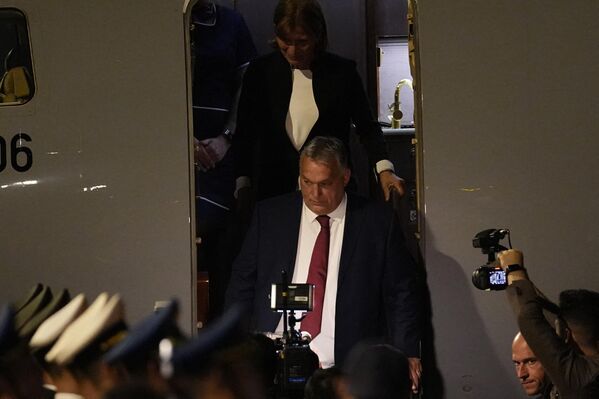 10月15日，匈牙利总理欧尔班·维克托抵达北京首都国际机场，参加第三届“一带一路”国际合作高峰论坛。 - 俄罗斯卫星通讯社