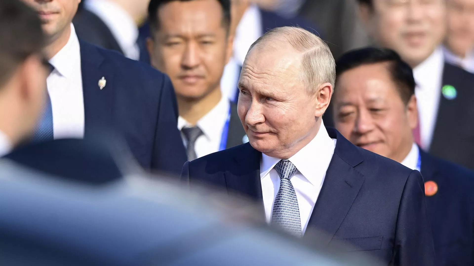 现场！俄罗斯总统普京抵达北京，健步走下专机，中俄元首会谈已开始_凤凰网视频_凤凰网
