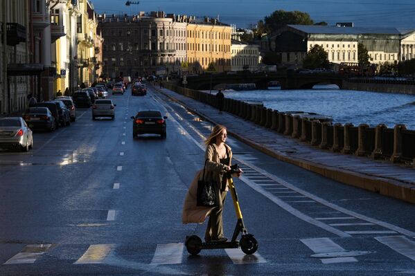圣彼得堡莫伊卡河堤上骑电动车的女孩 - 俄罗斯卫星通讯社
