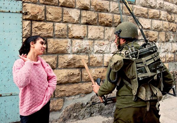 1988年2月28日，以色列軍隊進入伯利恆附近的村莊後，一名巴勒斯坦女孩在貝特薩胡爾挑釁一名以色列士兵。 - 俄羅斯衛星通訊社