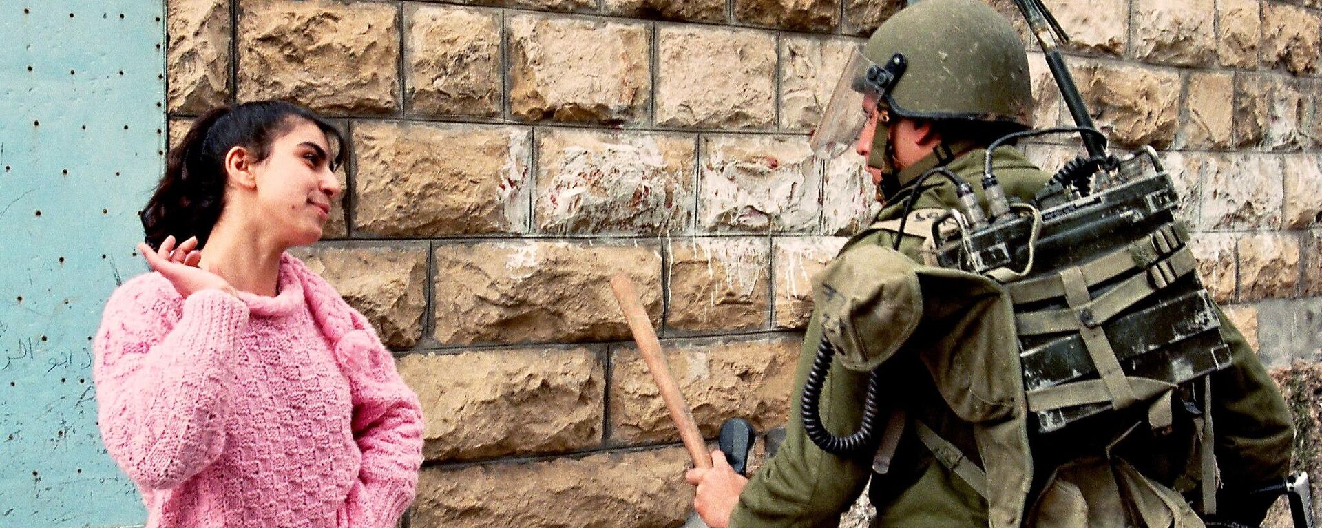 以色列軍隊進入伯利恆附近的村莊後，一名巴勒斯坦女孩在貝特薩胡爾挑釁一名以色列士兵。 - 俄羅斯衛星通訊社, 1920, 17.10.2023