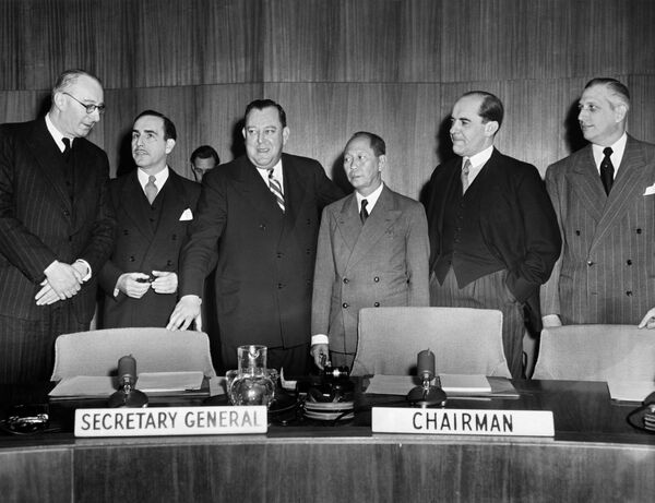 1948年1月9日，時任聯合國秘書長特里格韋·賴伊（左三）和聯合國巴勒斯坦問題特別委員會成員在美國成功湖舉行會議，討論以色列與巴勒斯坦問題，並決定是否需要派遣聯合國安全部隊。 - 俄羅斯衛星通訊社