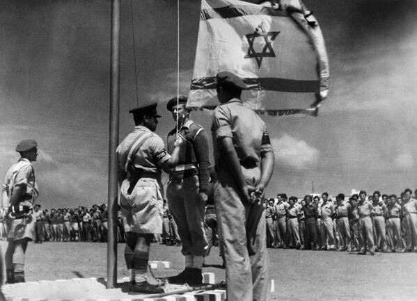 1948年5月14日，以色列宣佈建國後，一名以色列軍官首次升起國旗。 - 俄羅斯衛星通訊社