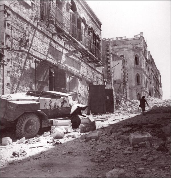 1948年7月7日，一輛英國製造的裝甲車被遺棄在耶路撒冷市中心被毀壞的建築廢墟中。 - 俄羅斯衛星通訊社