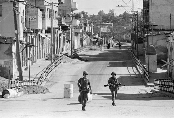 1971年3月6日，兩名以色列士兵在加沙市一條幾乎荒蕪的街道上巡邏，這裡是以色列佔領的加沙地帶。 - 俄羅斯衛星通訊社
