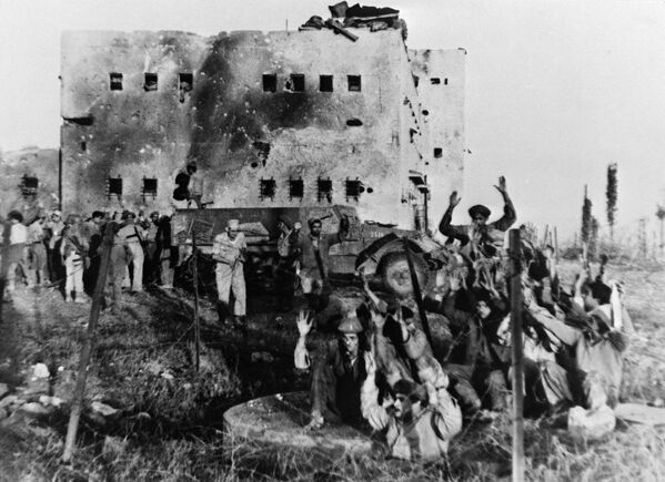 1948年11月18日，埃及士兵離開特拉維夫附近的避難所。 - 俄羅斯衛星通訊社
