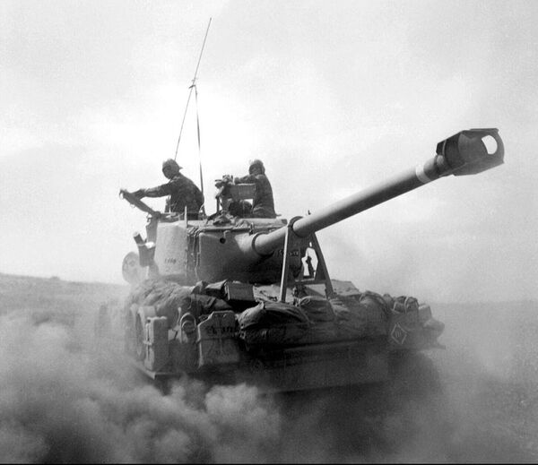 1967年6月拍攝的照片顯示，在戈蘭高地，一輛美國製造的以色列坦克在沙漠中前行。 - 俄羅斯衛星通訊社