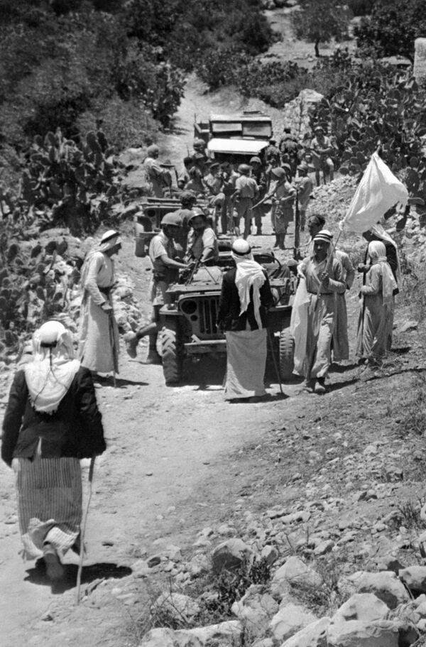 1948年9月15日發佈的照片顯示，巴勒斯坦村民在投降時舉著白旗。 - 俄羅斯衛星通訊社