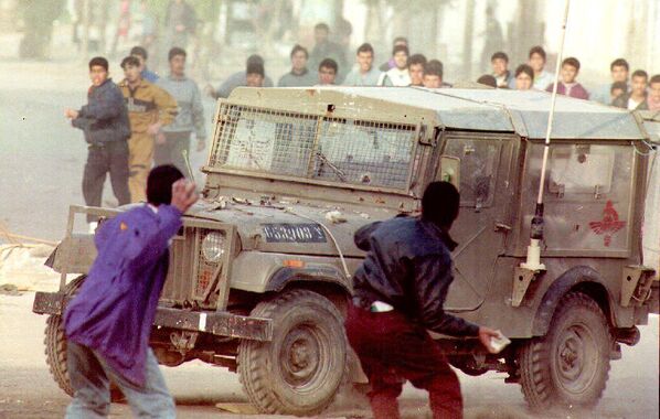 1993年3月8日，一名阿拉伯工人被殺害，9日爆發激烈衝突，巴勒斯坦青年向一輛以色列軍用吉普車投擲石塊。 - 俄羅斯衛星通訊社