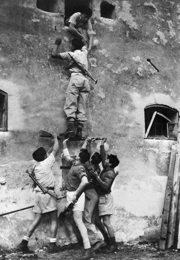 1948年6月，哈加納戰士在特拉維夫攀登一座房屋。 - 俄羅斯衛星通訊社