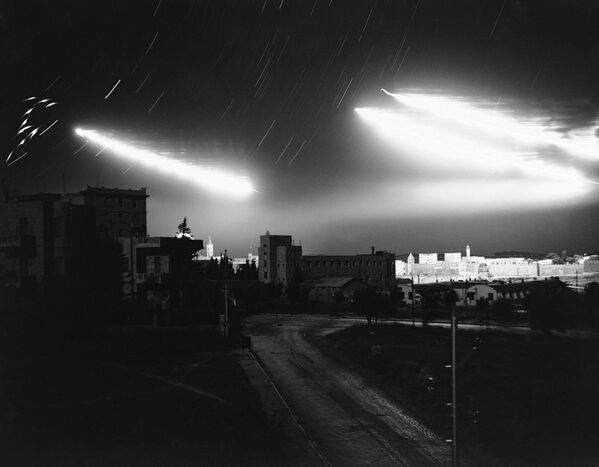 1948年7月14 日，在阿拉伯人和猶太人之間的激烈戰鬥中，迫擊炮彈所發出的火焰以及敵對武裝分子點燃的照明彈照亮了耶路撒冷舊城牆大衛塔上空。 - 俄羅斯衛星通訊社