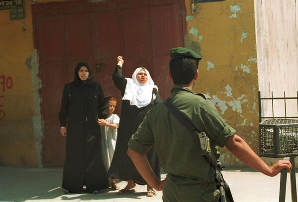 1990年5月21日，一名阿拉伯婦女在她的兒子因向部隊投擲石塊被捕後，辱罵一名以色列邊防警察。 - 俄羅斯衛星通訊社