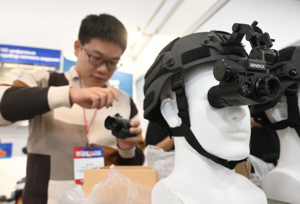 成都毕诺克光电科技有限公司生产的头盔式热成像眼镜 - 俄罗斯卫星通讯社