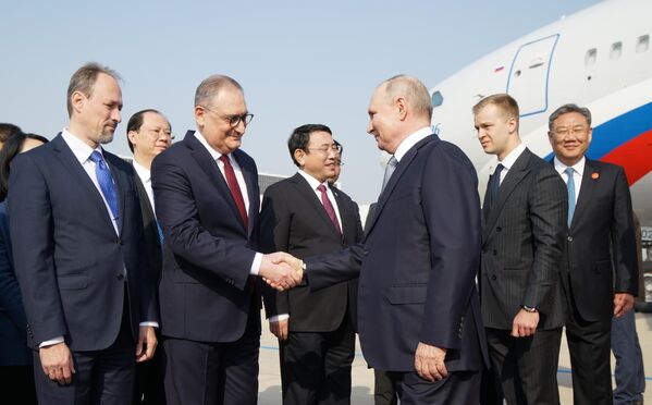 2023年10月17日，俄罗斯总统普京在北京国际机场举行的迎宾仪式上。左二为俄罗斯驻华特命全权大使伊戈尔•莫尔古洛夫。 - 俄罗斯卫星通讯社