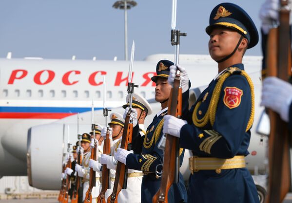 2023年10月17日，中国人民解放军三军仪仗队在北京首都机场为俄罗斯总统普京举行的迎宾仪式上。 - 俄罗斯卫星通讯社