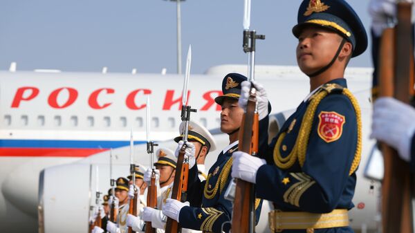  Военнослужащие народно-освободительной армии Китая на церемонии встречи президента РФ Владимира Путина в международном аэропорту Шоуду в Пекине - 俄羅斯衛星通訊社