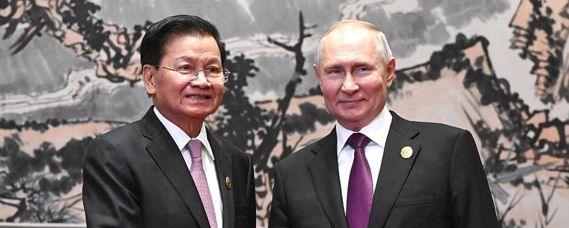 俄罗斯总统弗拉基米尔·普京与老挝总统通伦•西苏里会面时 - 俄罗斯卫星通讯社, 1920, 17.10.2023
