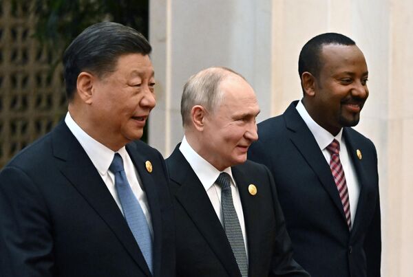 俄罗斯总统普京（中）、中华人民共和国主席习近平（左）和埃塞俄比亚总理阿比·艾哈迈德·阿里（右）在仪式前合影。 - 俄罗斯卫星通讯社