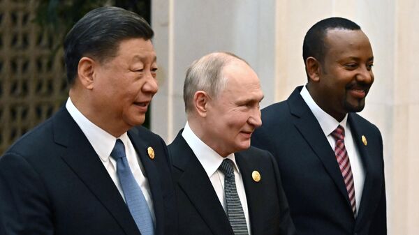 俄羅斯總統普京（中）、中華人民共和國主席習近平（左）和埃塞俄比亞總理阿比·艾哈邁德·阿里（右）在儀式前合影。 - 俄羅斯衛星通訊社