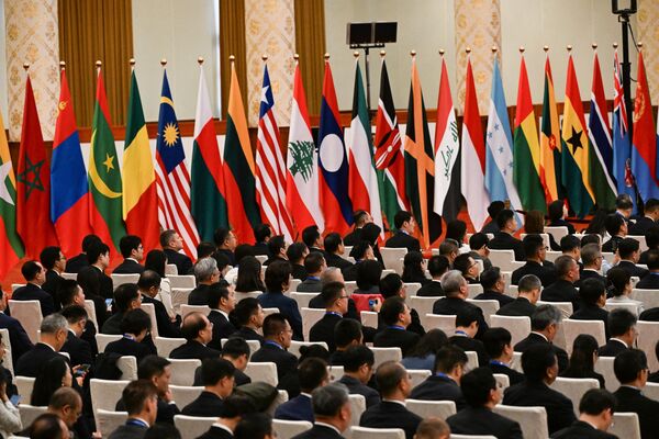 在北京人民大會堂舉行的第三屆“一帶一路”國際合作高峰論壇開幕式上，與會各國國旗交相輝映。 - 俄羅斯衛星通訊社