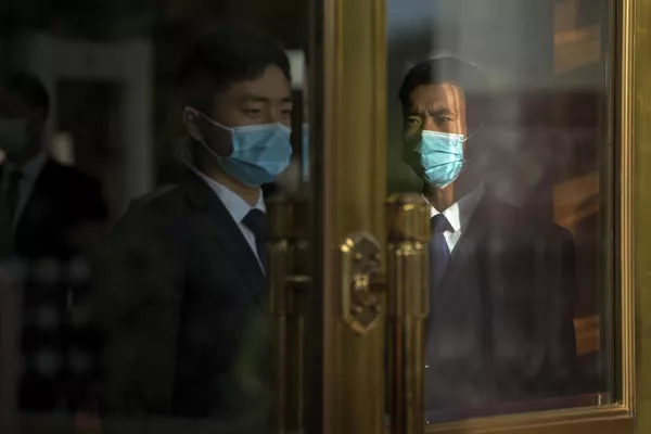 身著引導員服裝的中國軍人在人民大會堂入口處站崗,準備迎接前來北京出席“一帶一路”國際合作高峰論壇開幕式的外國領導人。 身著引導員服裝的中國軍人在人民大會堂入口處站崗,準備迎接前來北京出席“一帶一路”國際合作高峰論壇開幕式的外國領導人。 - 俄羅斯衛星通訊社