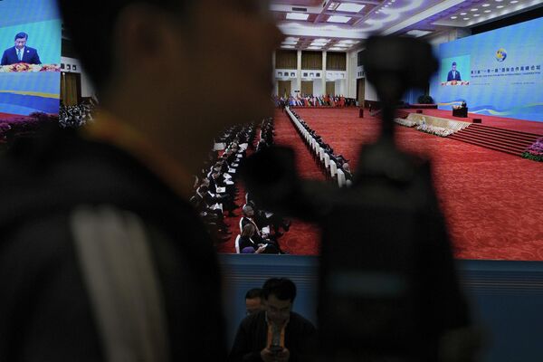 北京国家会议中心媒体中心，一名摄影师正在拍摄大屏幕上直播的中国国家主席习近平在第三届“一带一路”国际合作高峰论坛开幕式上的讲话。 - 俄罗斯卫星通讯社